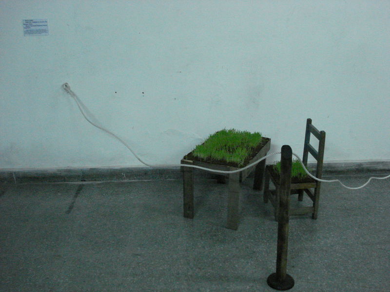 Archivo:Silla y mesa de Juan en el salon de IUNA.JPG